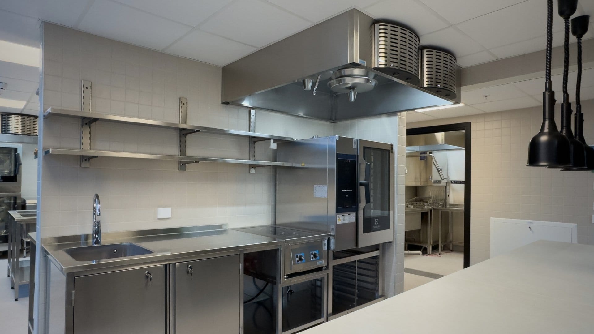 OCCL storkjøkken 1 etasje med kombidamper fra Electrolux Professional og oppvaskrom i bakgrunne n