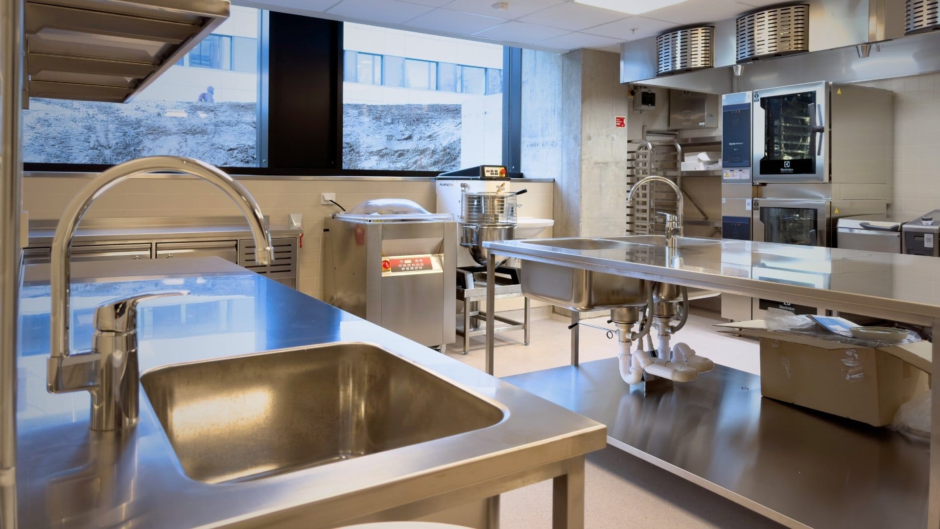 oversikt over bakre del av storkjøkken og kantine ved OCCL oslo