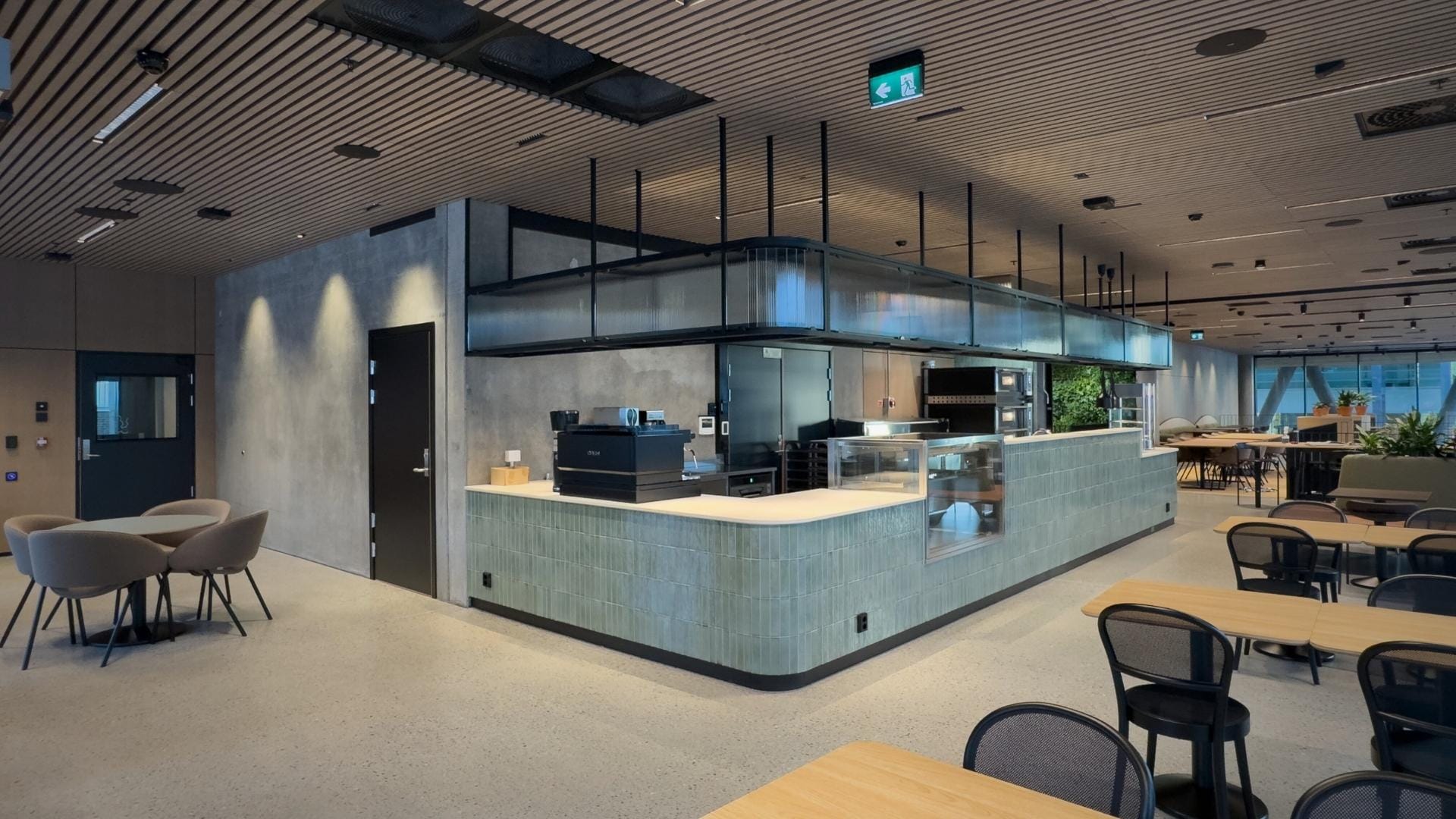 OCCL radiumhospitalet bar 2 etasje grønn utsalgsdisk med stoler og interiør