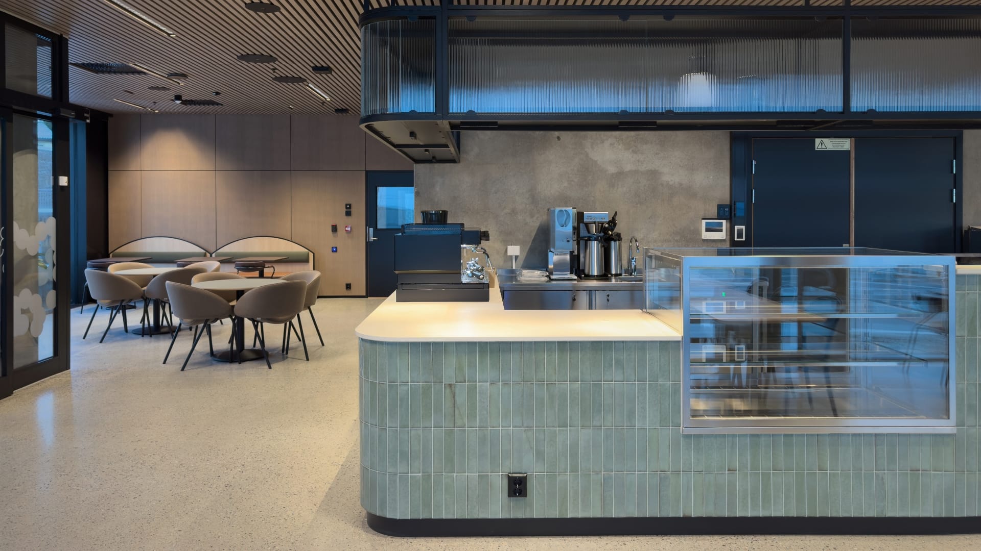 OCCL 2 etasje disk med eksponeringsdisk og kaffemaskin med sittegruppe i bakgrunnen