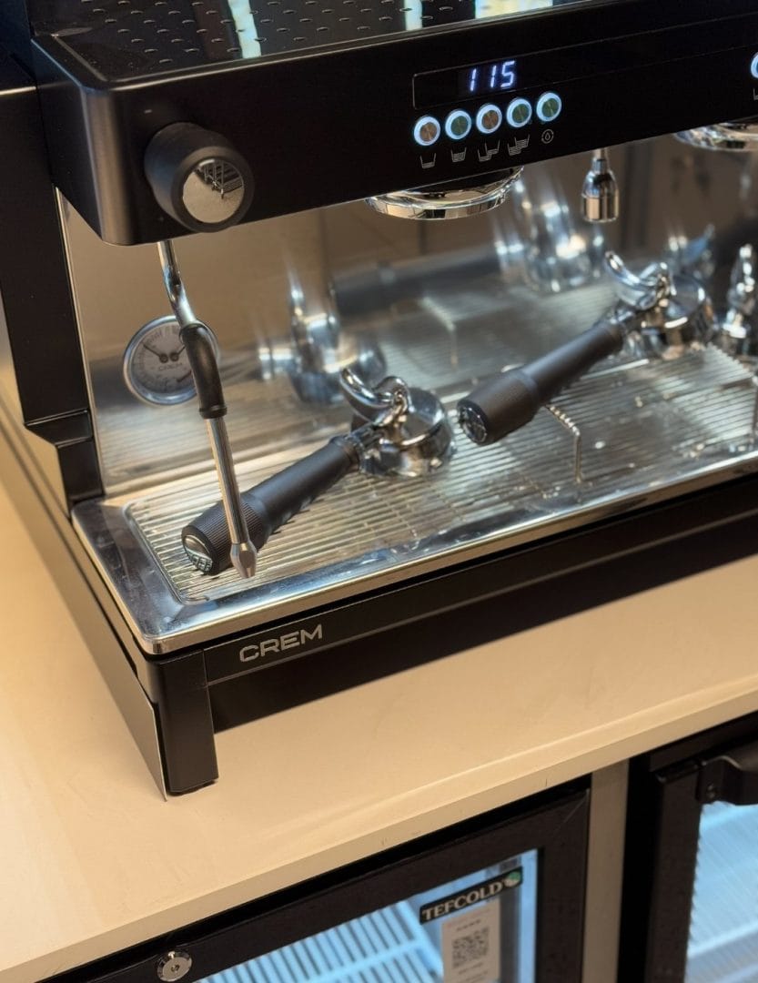 crem espressomaskin ved bar storkjøkken