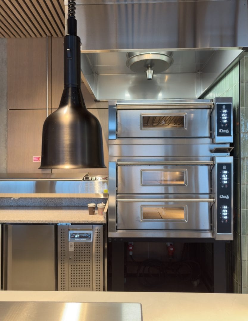 pizzaovn til bar med varmelampe og varmeplate i front