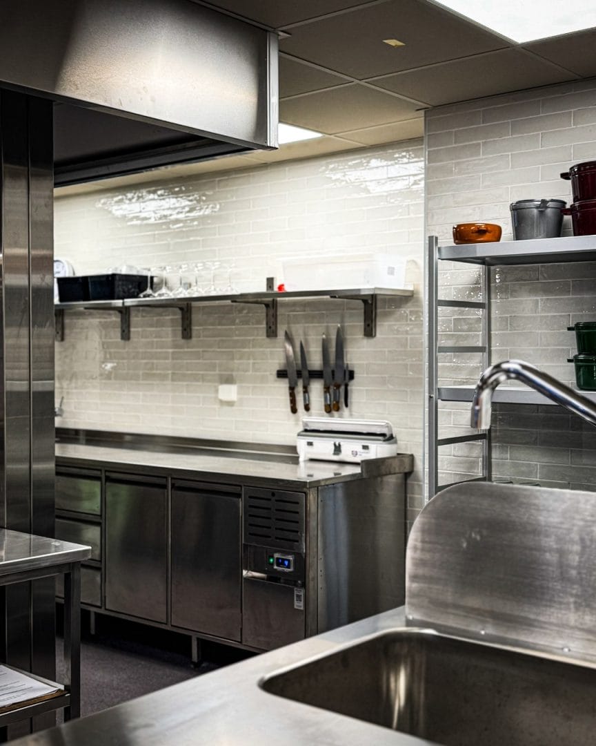 havna hotell med rustfri innredning og kjølebenk på storkjøkkenet