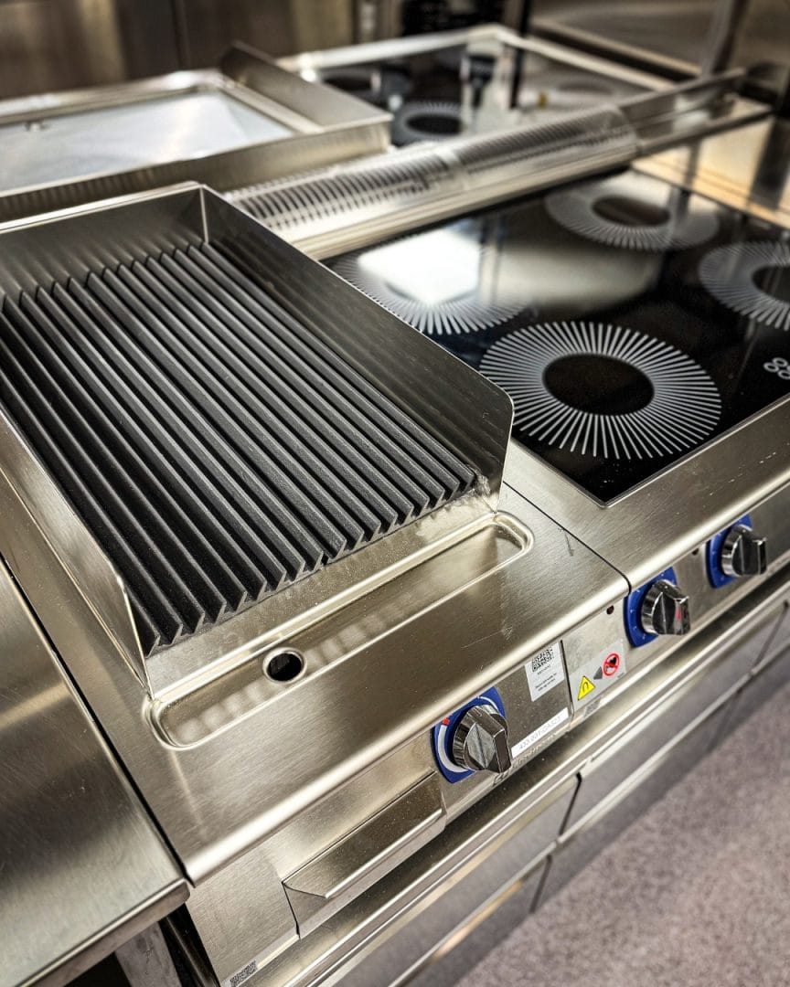 flatgrill og komfyr fra electrolux professional ved storkjøkkenet hos havna hotell tjøme