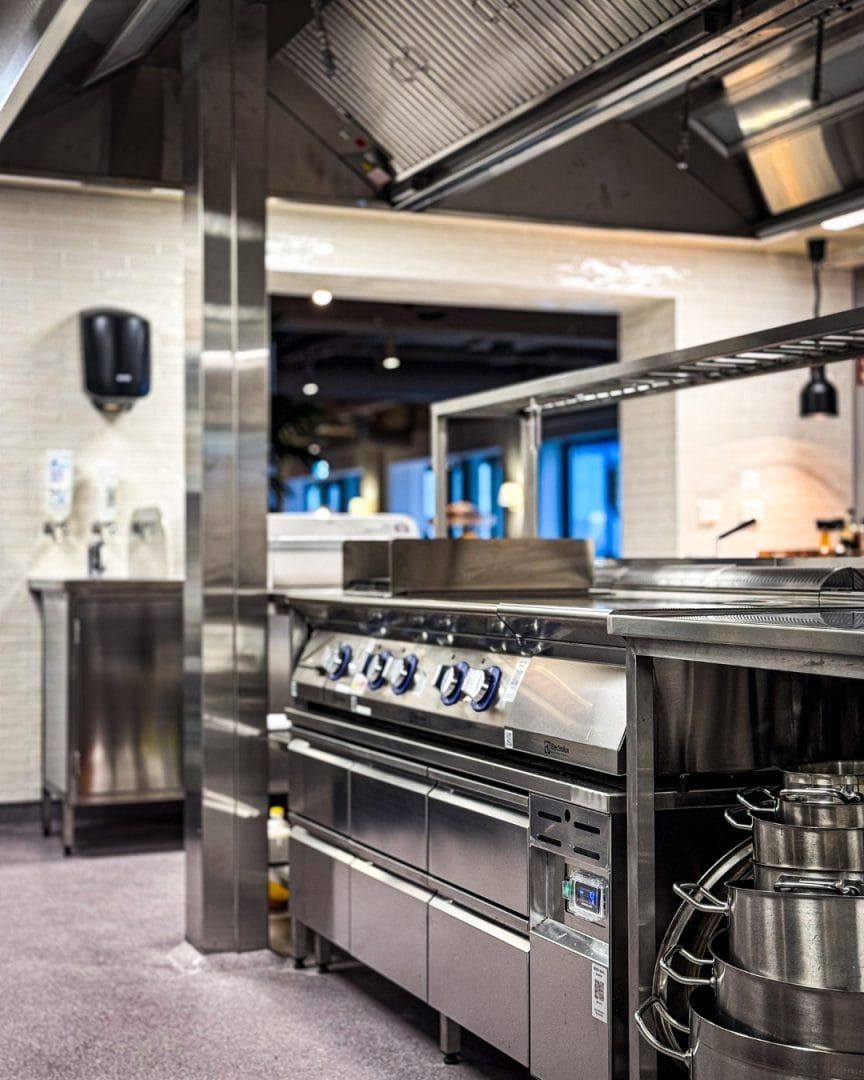 komfyr fra Electrolux professional med utsyn over spisesal ved havna hotell