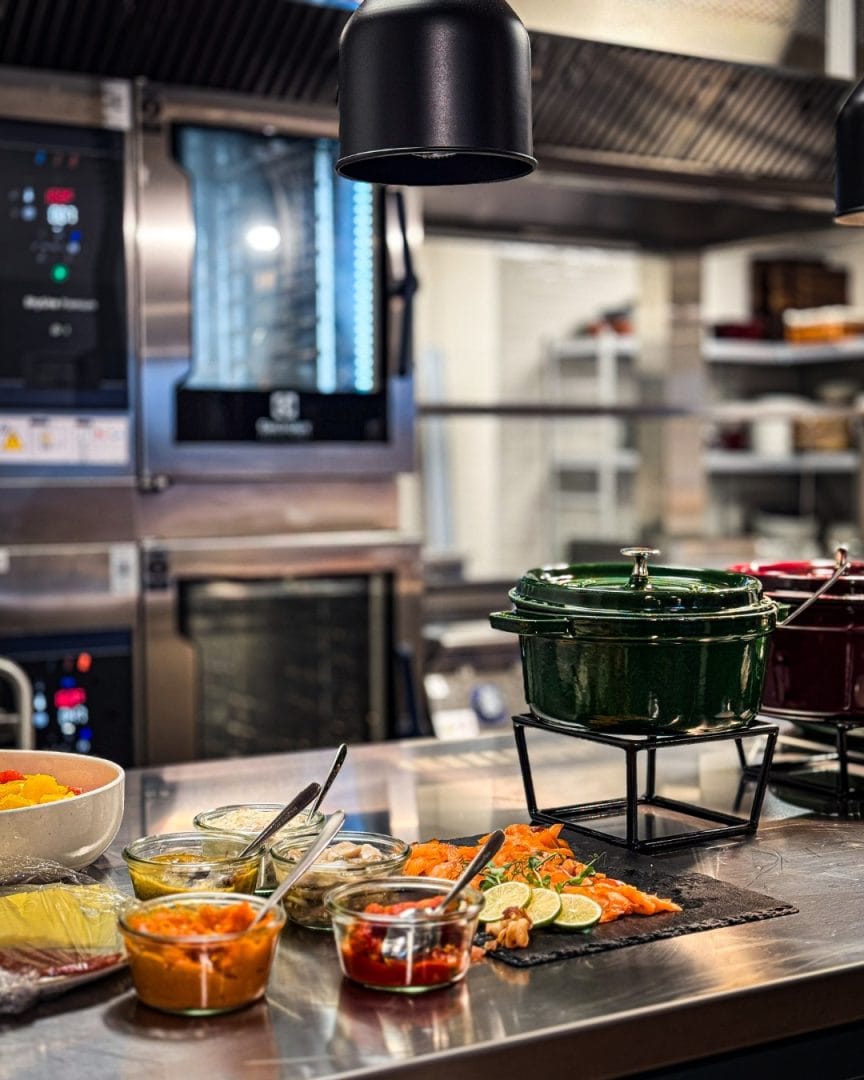 kombidamper fra electrolux professional storkjøkken med mat på disk