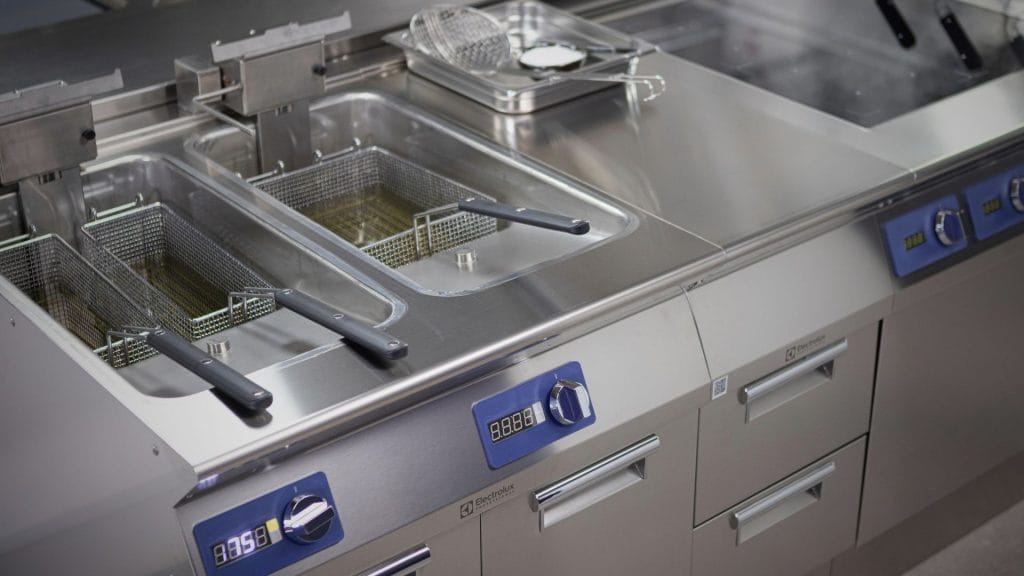 stor frityrkoker fra electrolux professional på storkjøkken