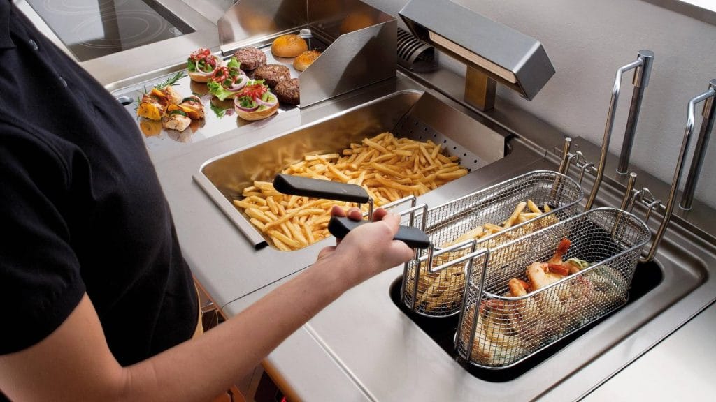 electrolux professional frityrkoker med kokk som tilbereder og rister pommes frites