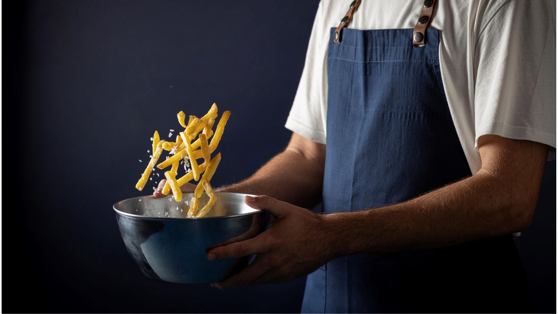 frityrkoker kokk som kaster opp pommes frites storkjøkken storkjøkkenutstyr