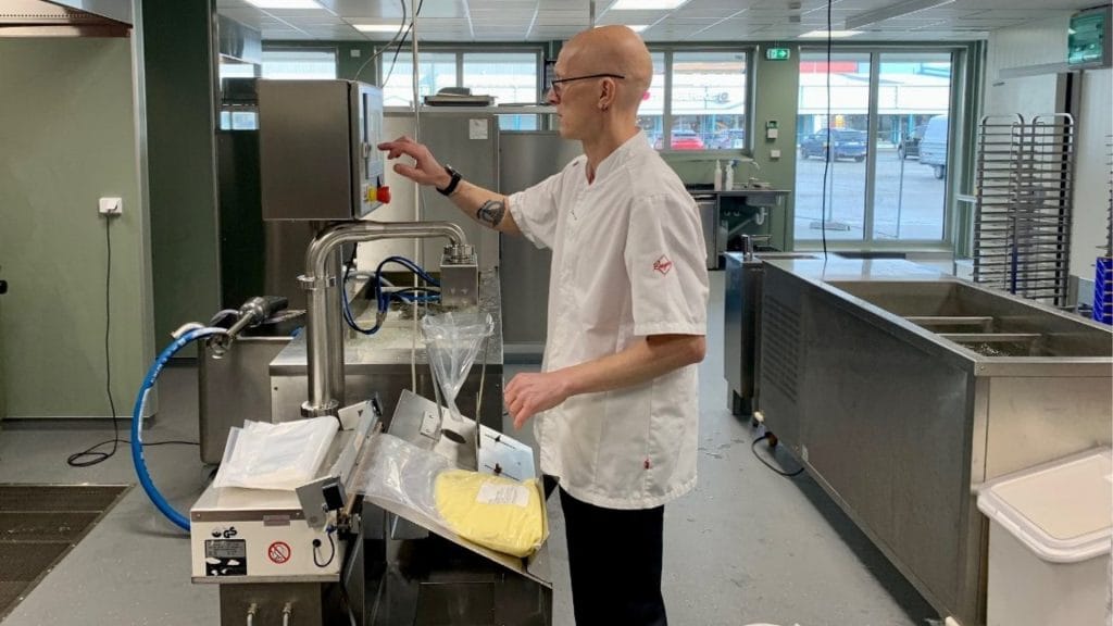 storkjøkken sentralkjøkken kommune kokk som tilbereder mat