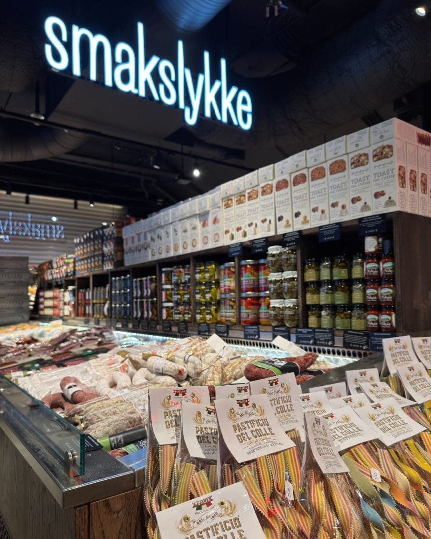 smakslykke butikken ved asker mathall med serveringsdisk med ost og pasta