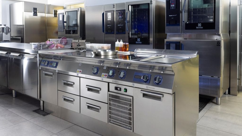 storkjøkken marine galley bysse kombidamper og komfyrer med steketopp.