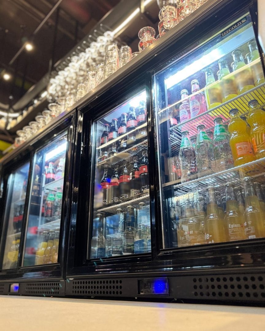 back bar kjøleskap fyllt med flasker asker mathall