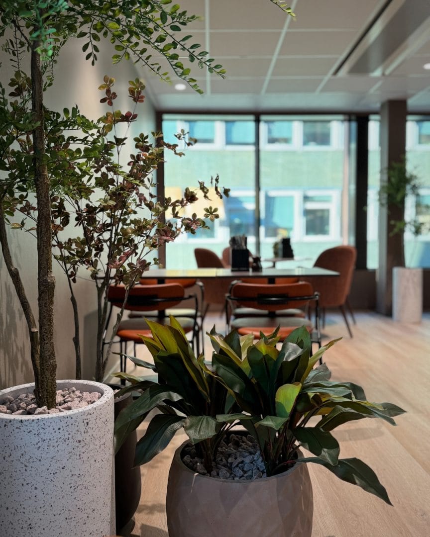 kunstige planter i kantine restaurant med interiør og møbler i bakgrunnen