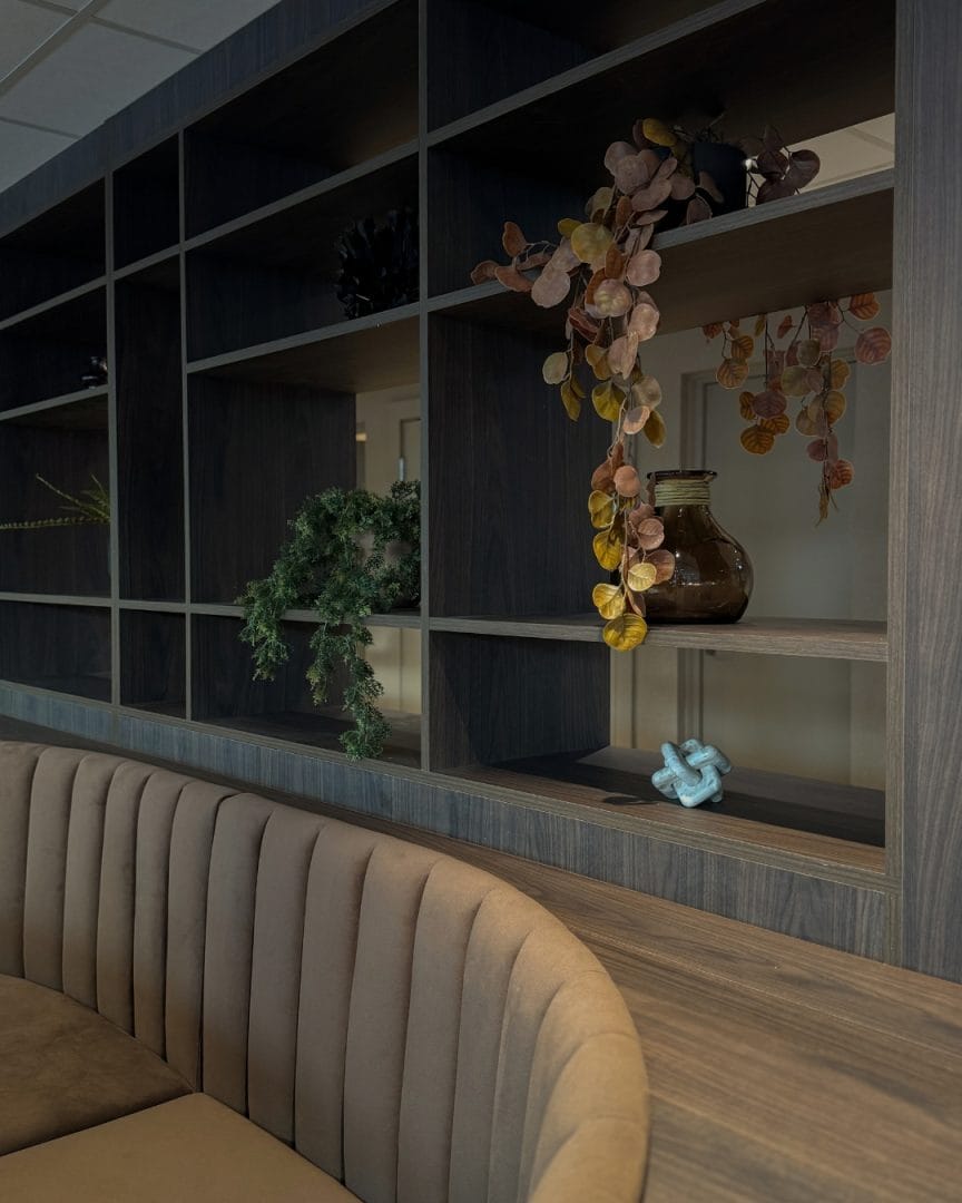grubbegata 4-6 kantine modulsofa buet med hyllesystemer og planter og dekor