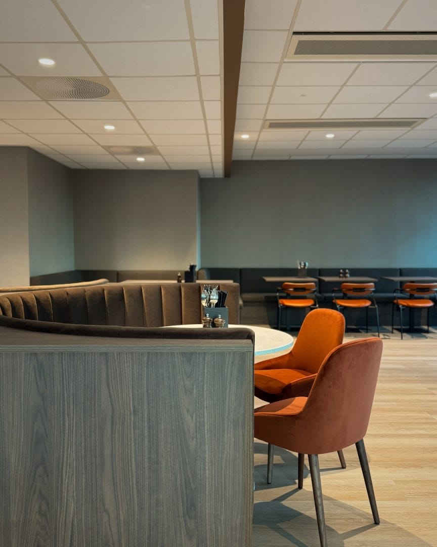 grubbegata kantine modulsofa og restaurantstoler med lang sofavegg i bakgrunnen