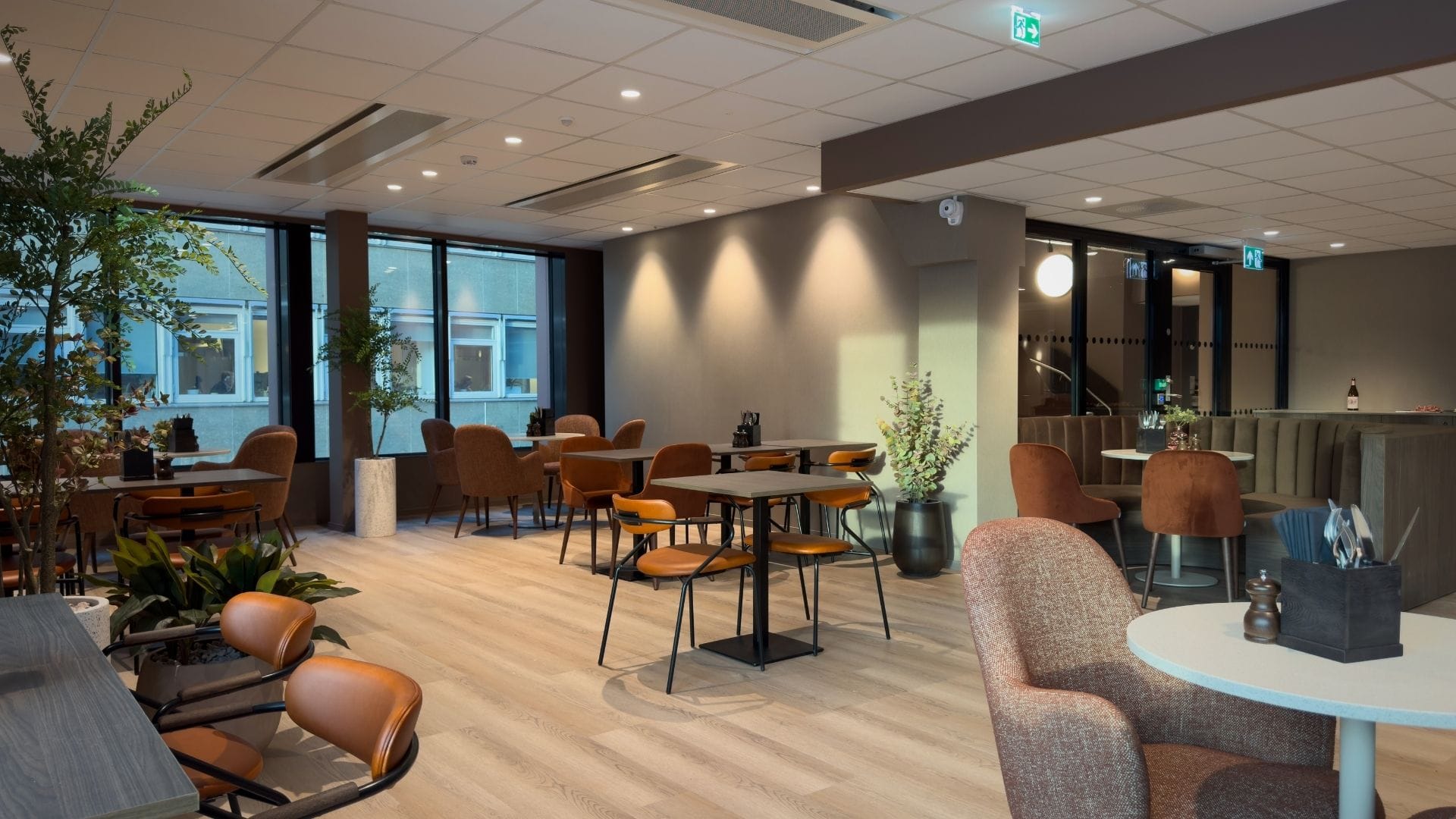 grubbegata 4-6 interiør i kantine møblert serveringsrom med stoler modulsofa og bordplater