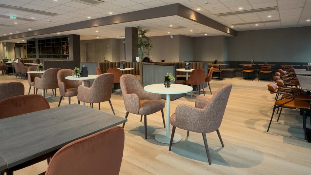 grubbegata 4-6 oversikt over spisesal og kantine med varme farger på stoler bordplater og sofa