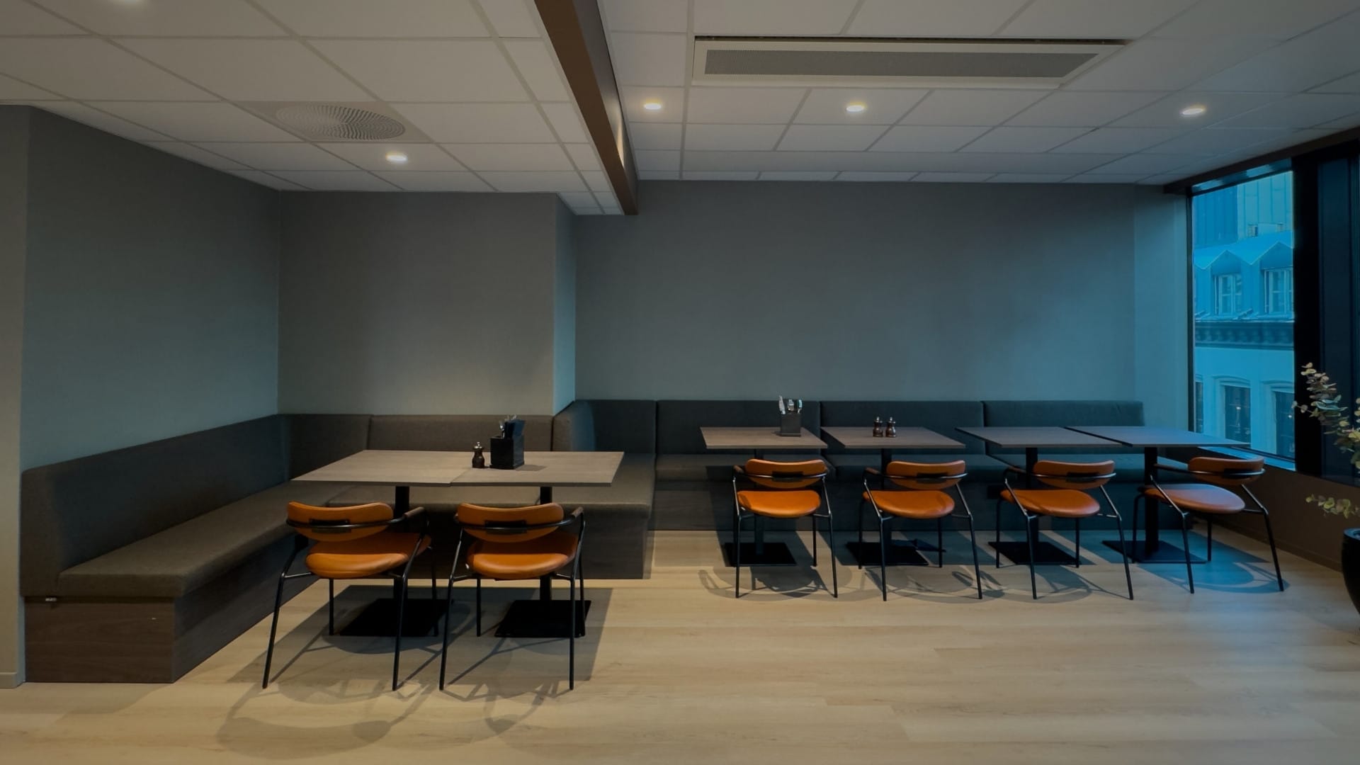 grubbegata 4-6 lang vegg med modulsofa bord og stoler ved kantine personalrestaurant