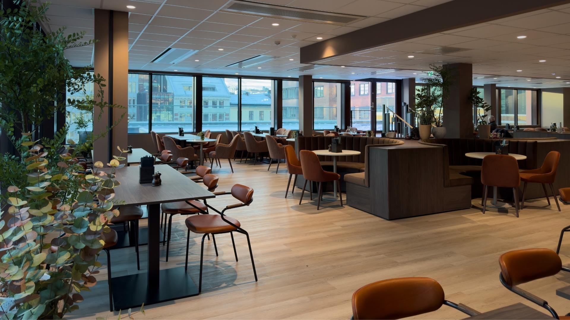 grubbegata 4-6 oversikt over kantine og spisesal fra hjørnet og ut mot uteservering