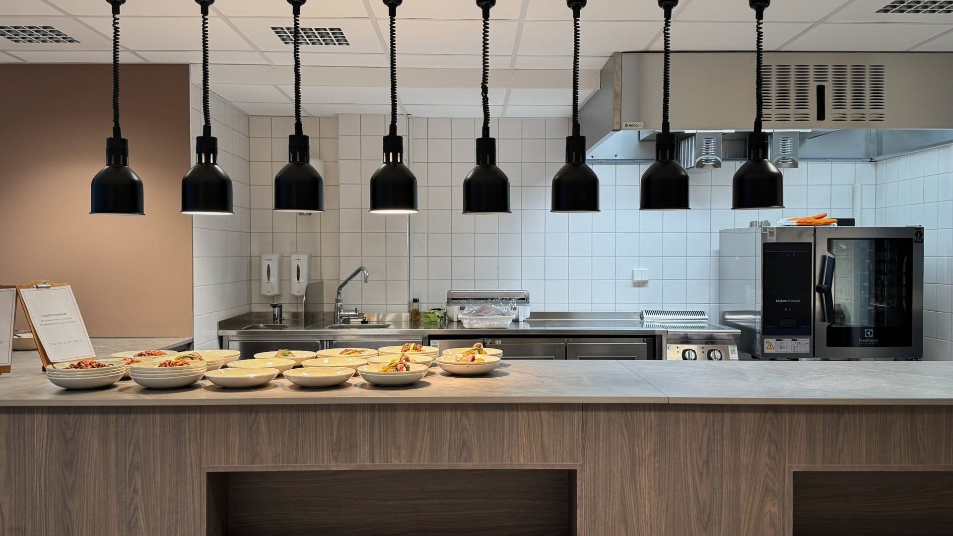 grubbegata 4-6 kantine serveringsdisk med enkelt produksjonskjøkken med varmelamper og kombidamper og middagstallerken
