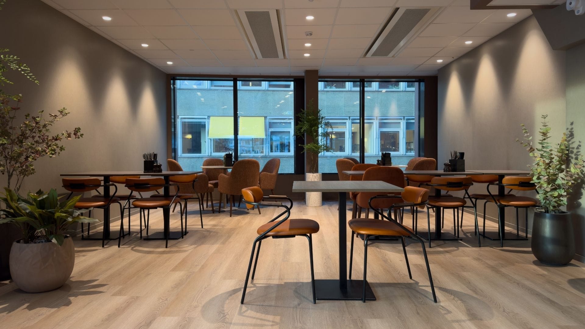 grubbegata 4-6 interiør innredning kantine stoler med bord