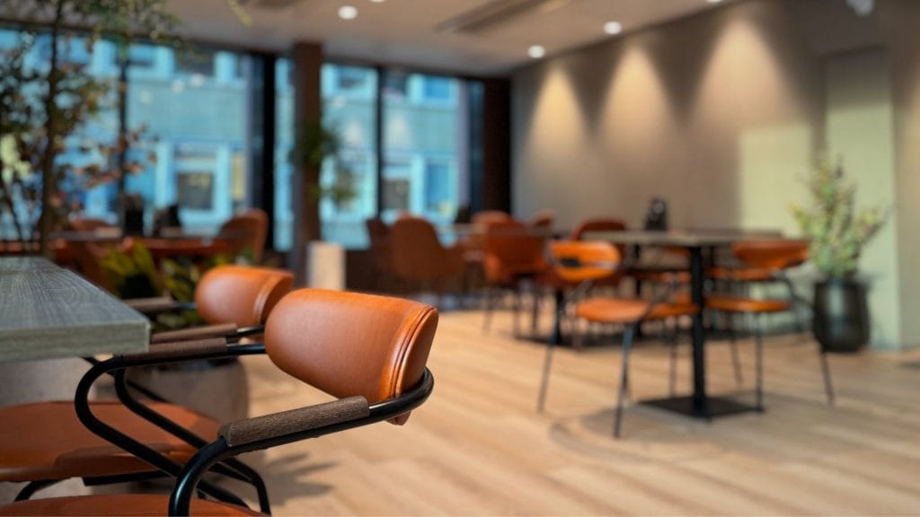 Moderne kafé med stilige møbler