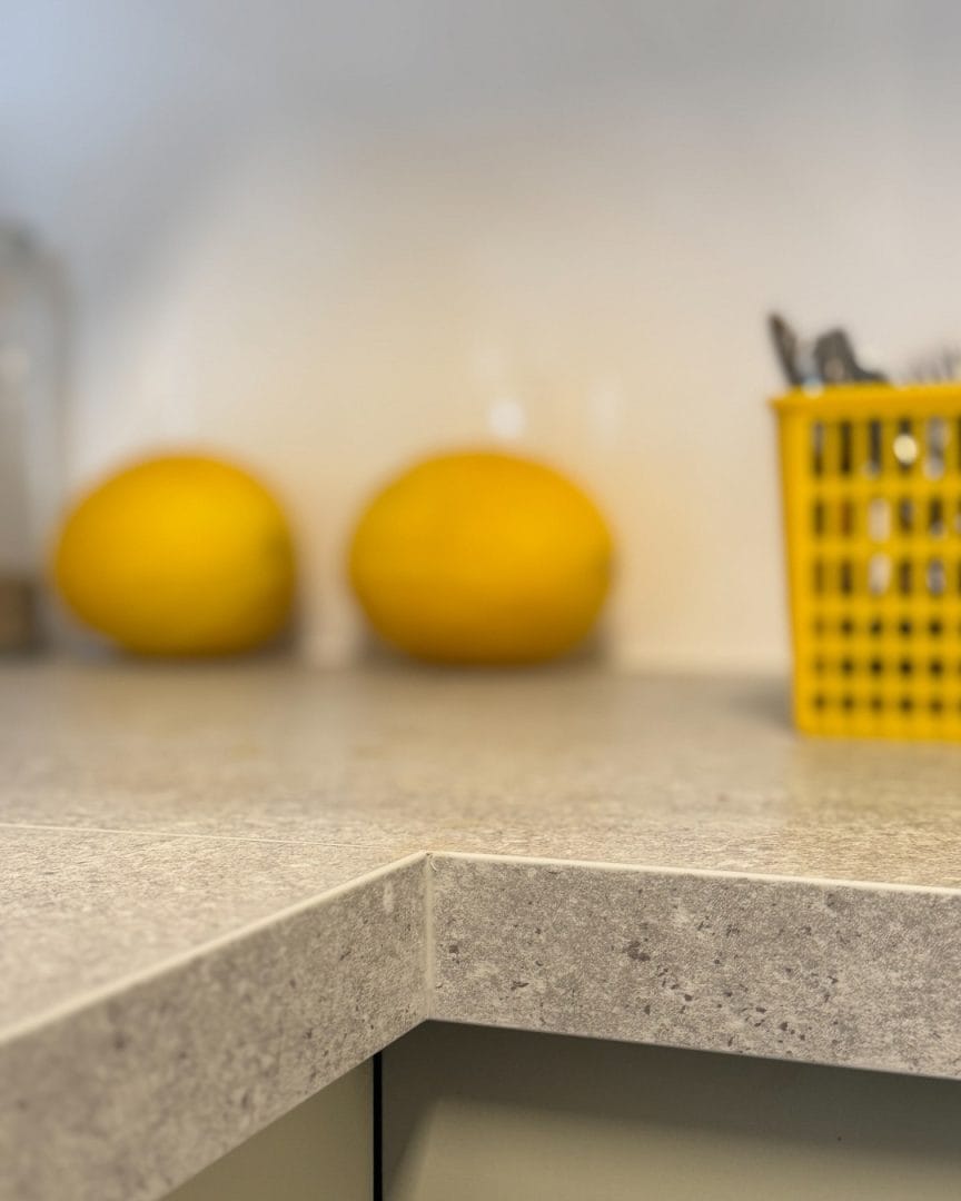 detalj av benkeplate med gule meloner og bestikkurv