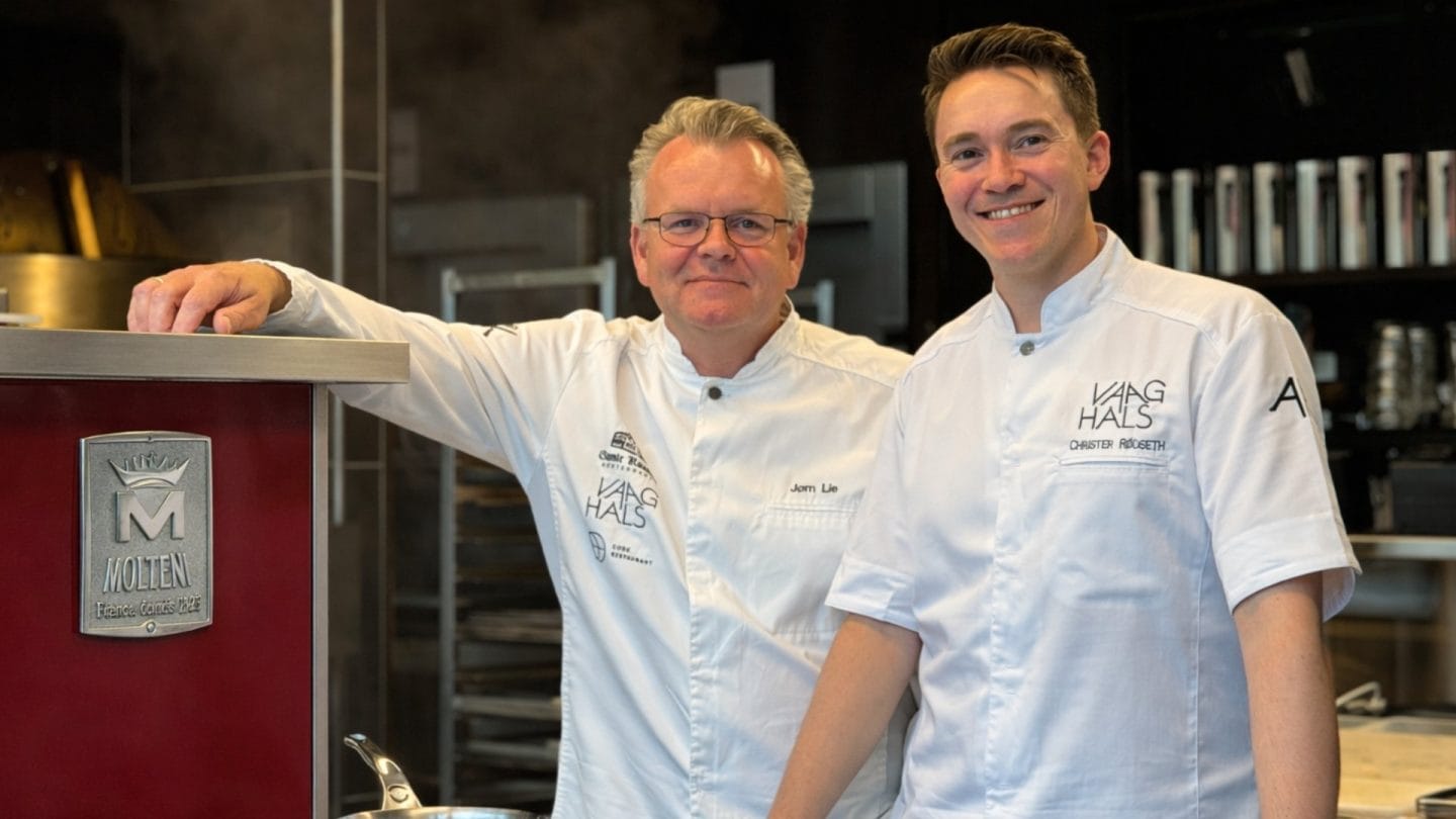 jørn lie og christer rødseth ved vaaghals ved sin Molteni komfyr til storkjøkken