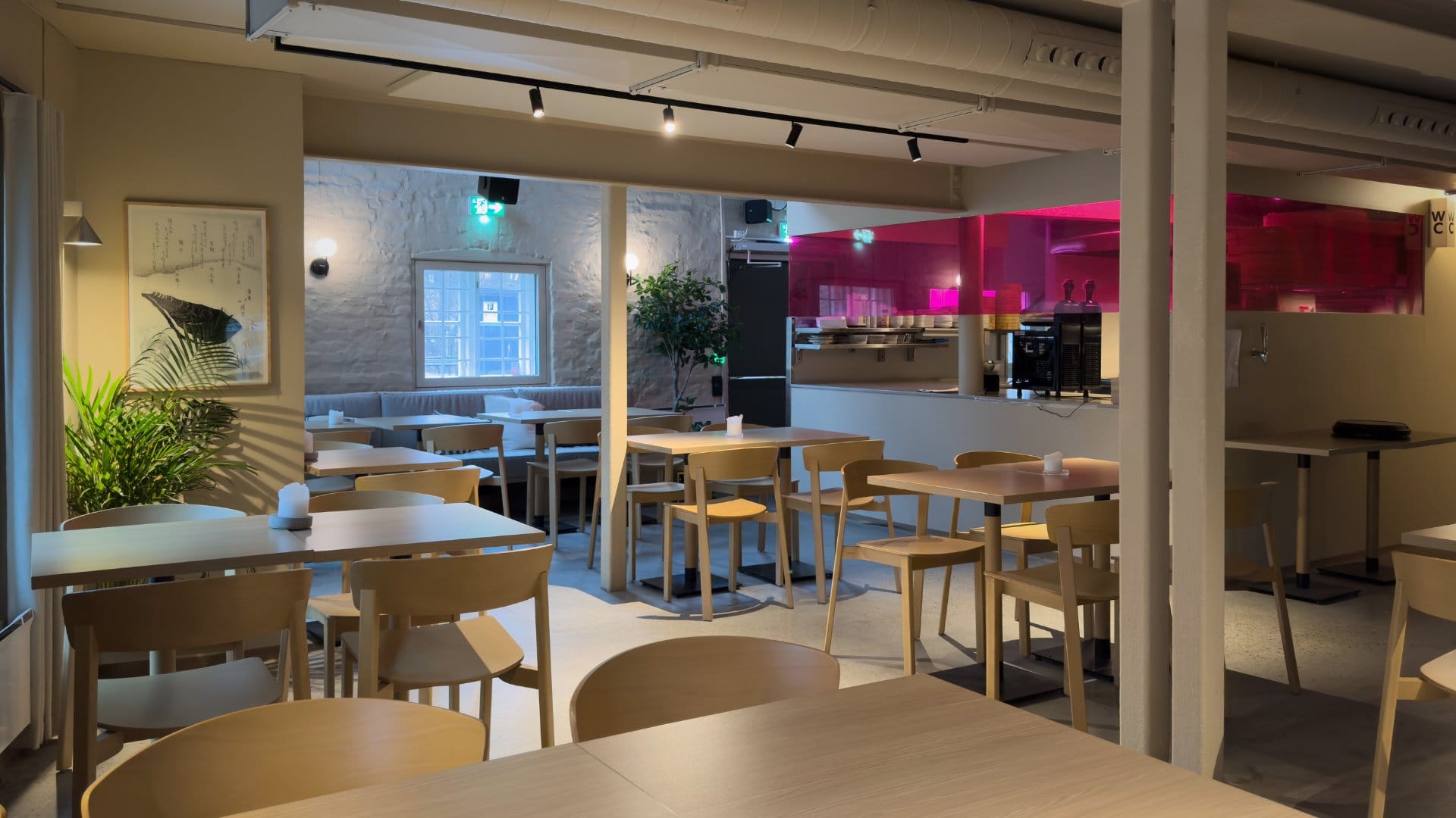 nieu pizza restaurant oversikt over bord og stoler retning inn mot kjøkken med pizzaovn