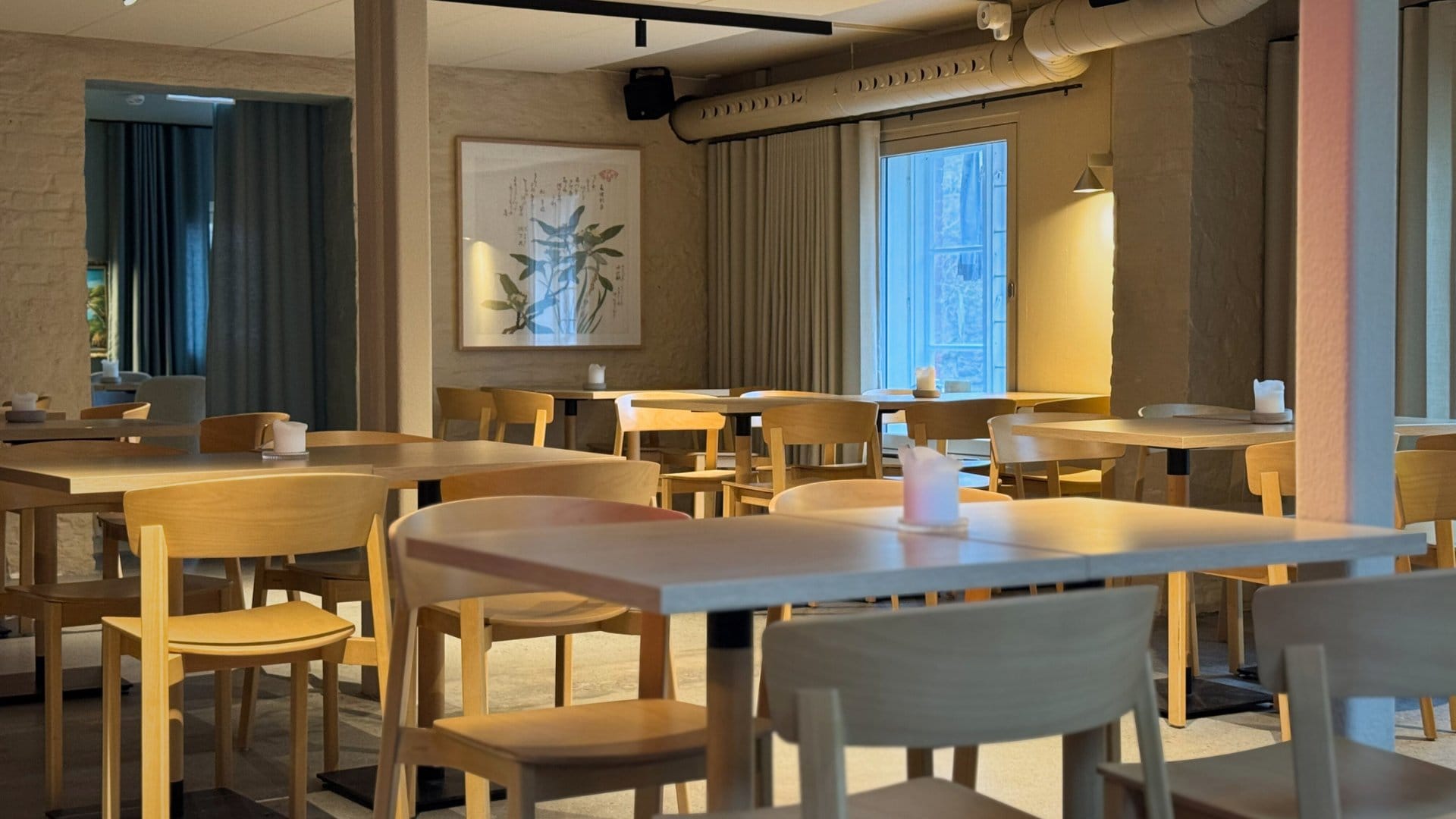 oversikt over restaurant med stoler og bord og chambre separe i bakgrunn
