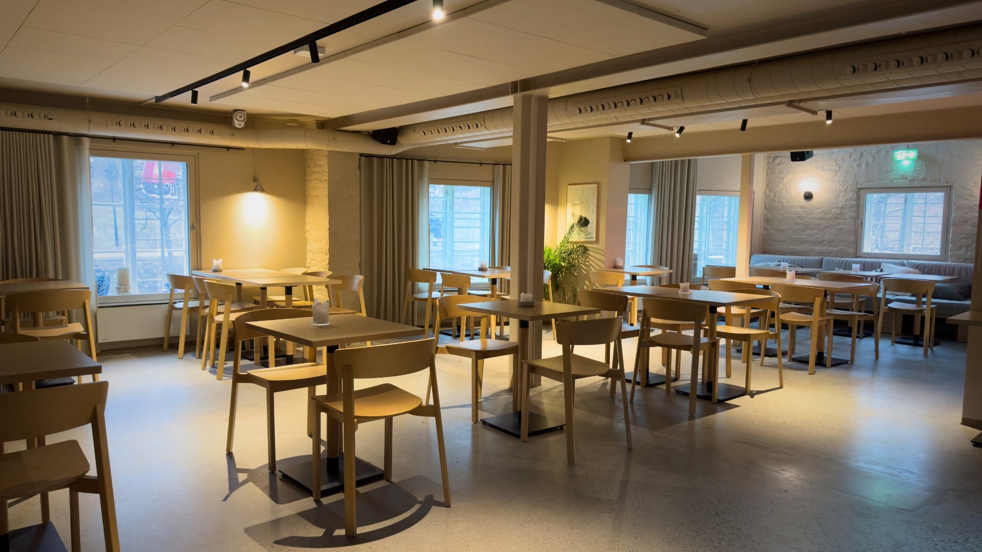nieu restaurant 5555 vinbar med lyse møbler i eik og bord