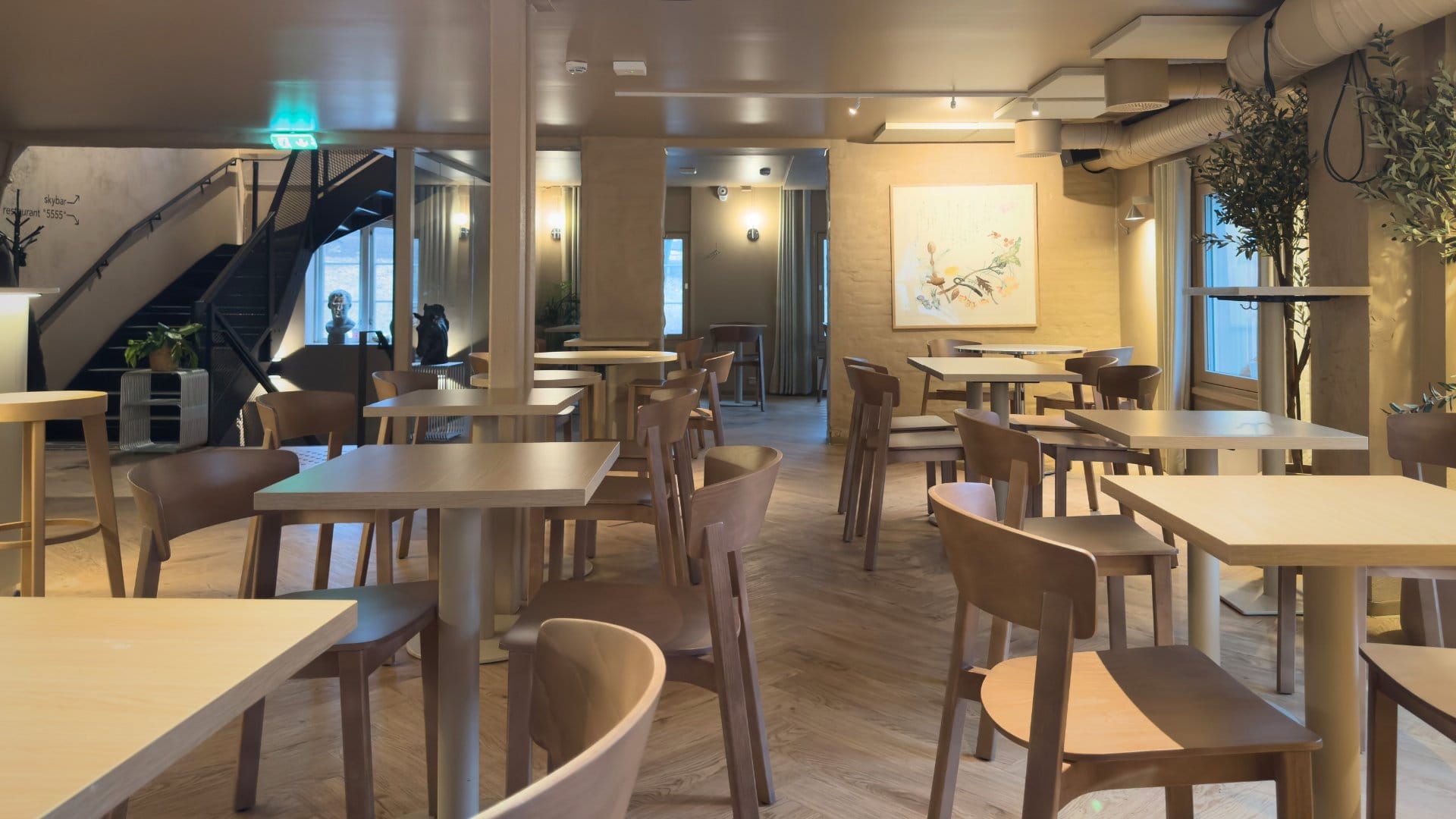 nieu restaurant med mørke eikestoler og bord