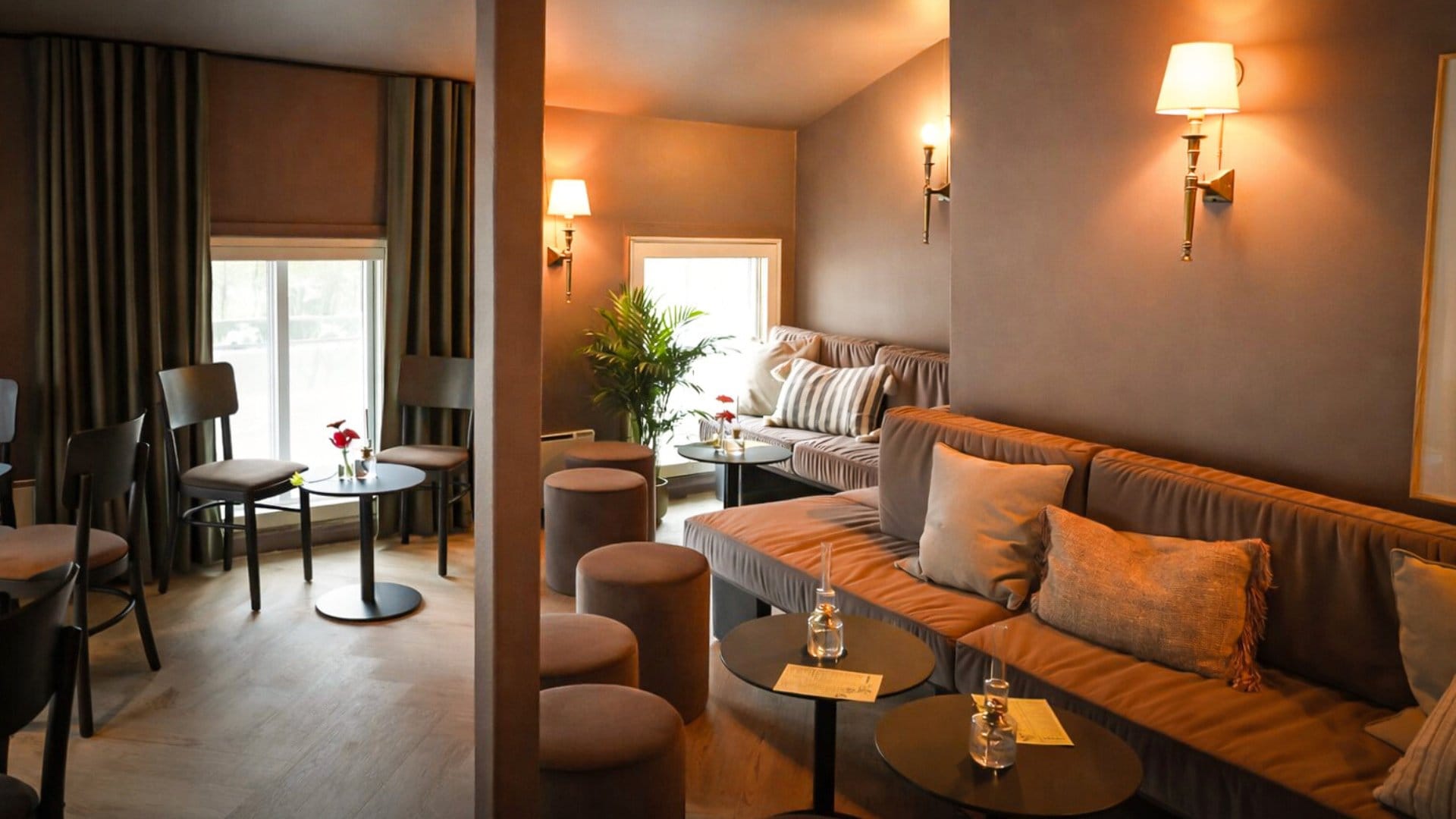 skybar ved nieu scene med sofa puter puffer restaurantstoler og bord