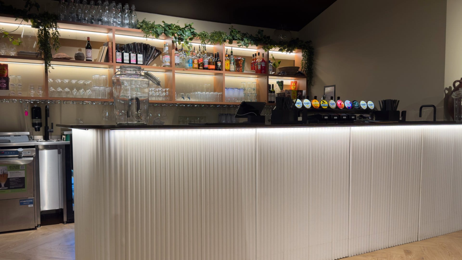 barfront og hyllesystem back bar ved hovedscene på nieu