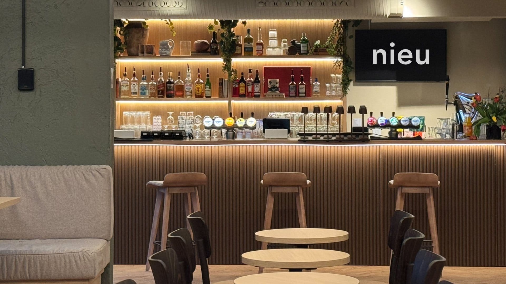nieu bar med barstoler og back bar med opplyst. hyllesystem