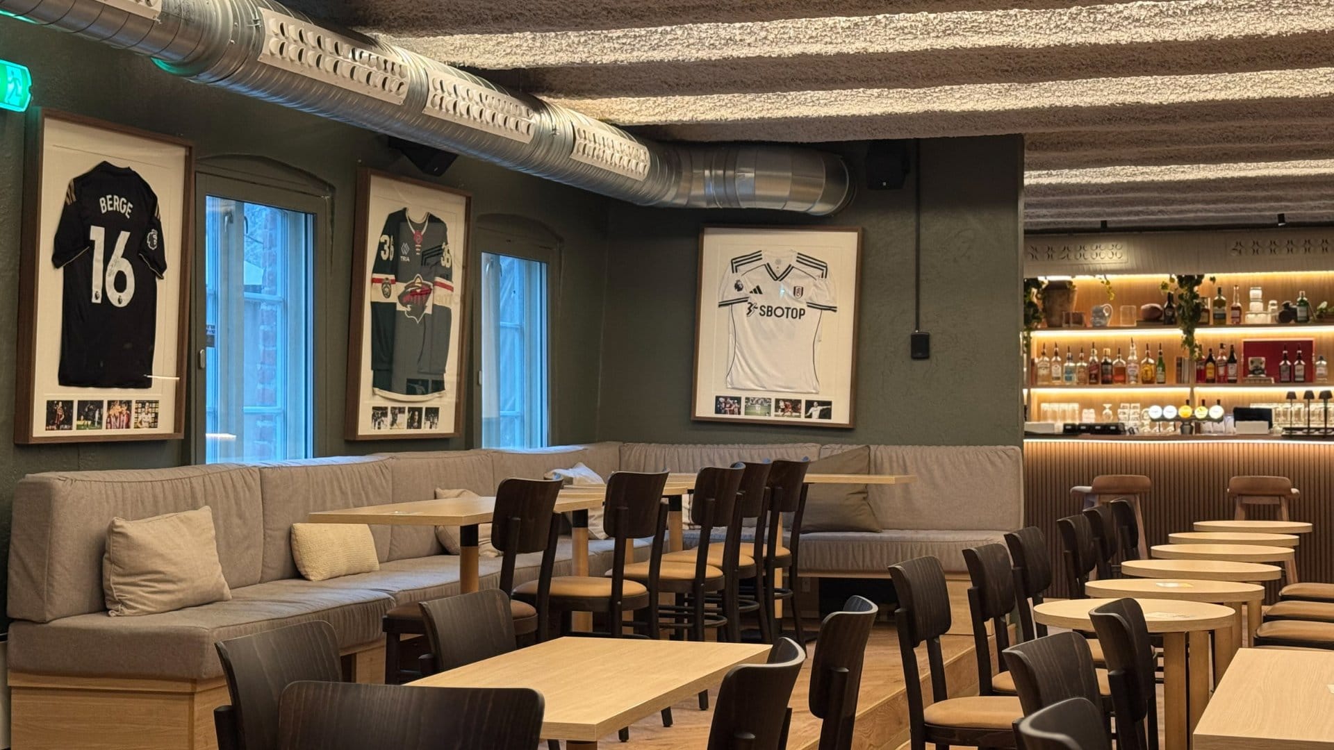 fotballpub ved nieu scene sofa og stoler