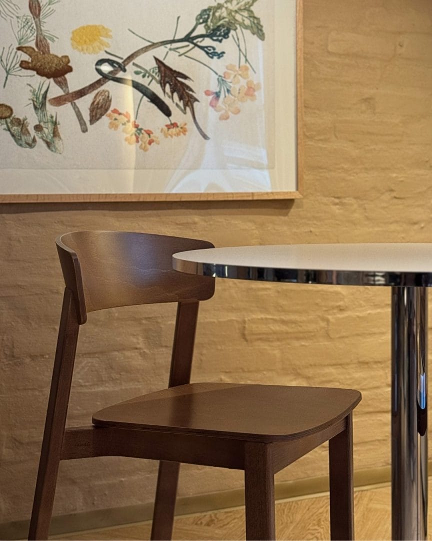hjørne ved nieu restaurant med restaurantstol og bord og bilde i bakgrunnen