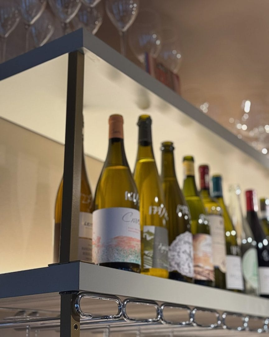 skreddersydd hyllesystem for bar med glassoppheng og vinflasker