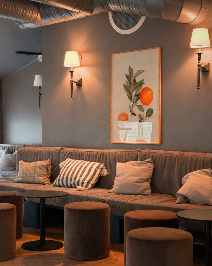 sofa med puter og puffer i skybar nieu scene
