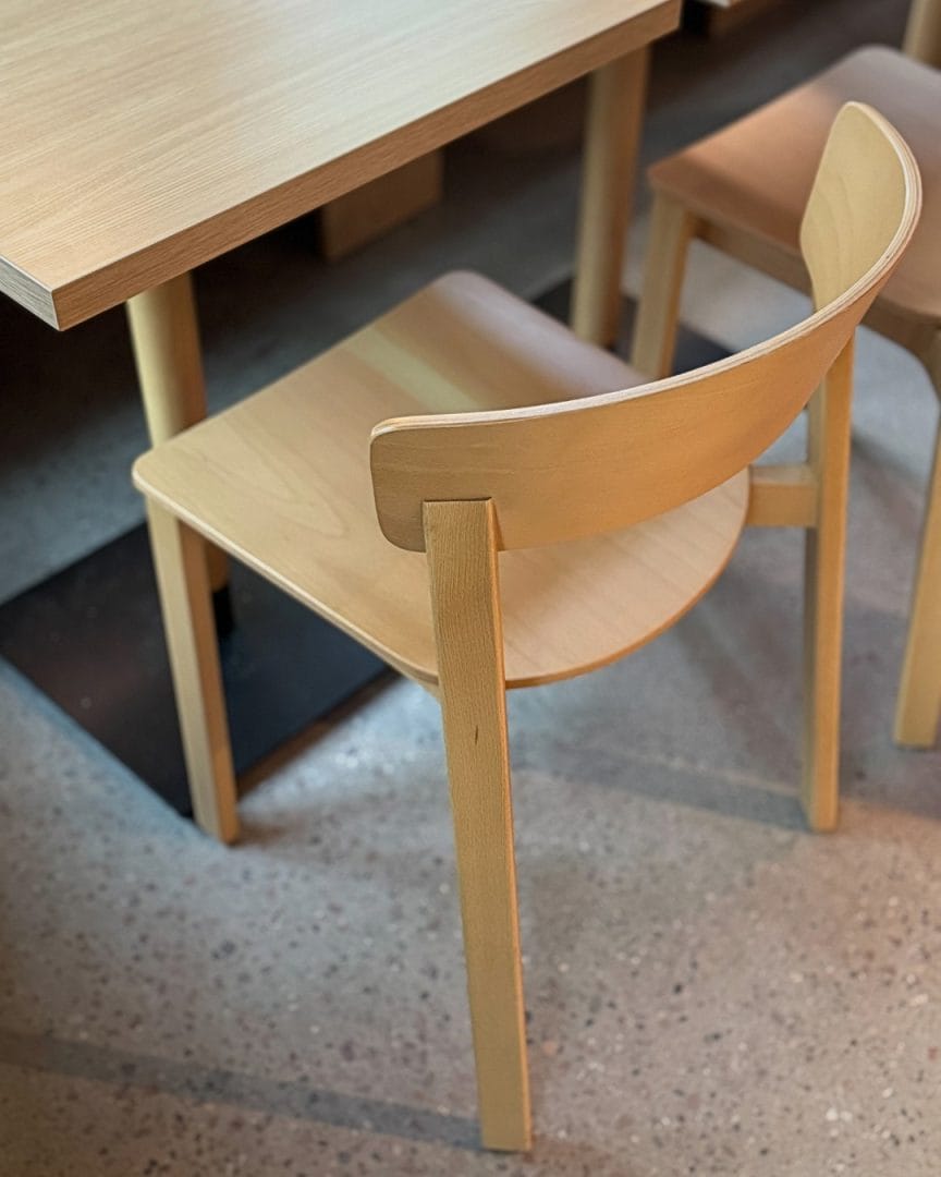 nieu restaurant stol og bord i lys eik sett ovenfra
