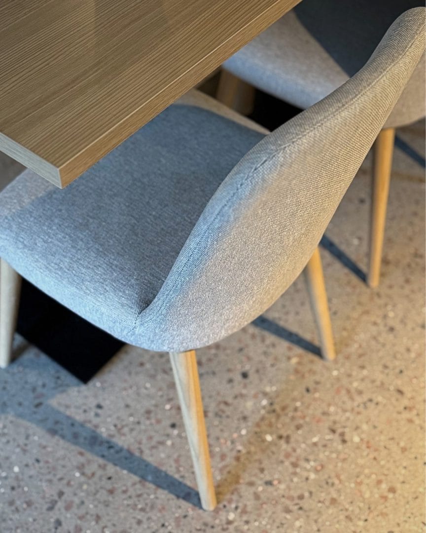 chambre separe stoler med grått tekstil