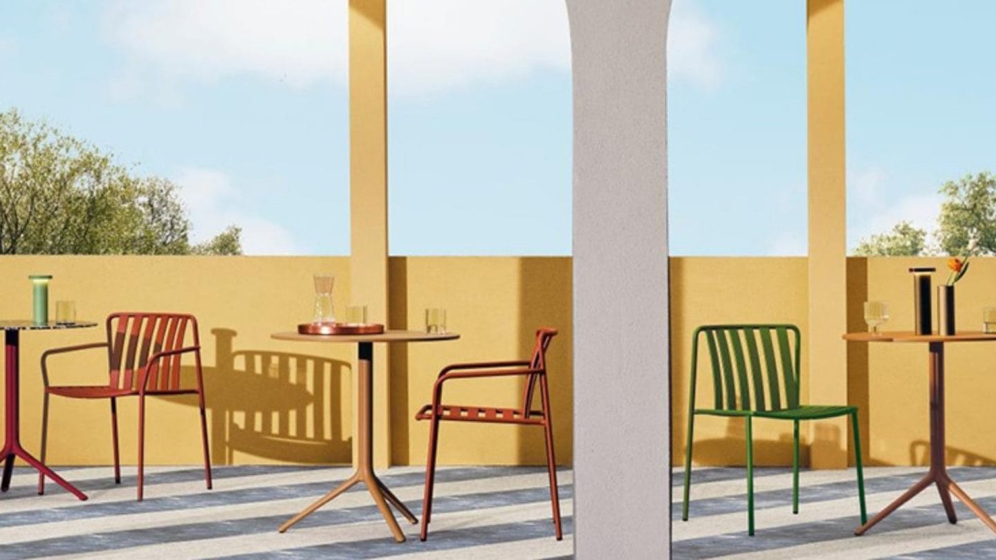 stoler utendørs cafe ved middelhavet i pastellfarger