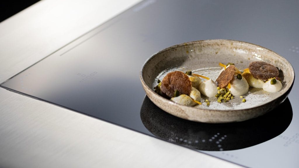 induksjon på kokelinje e-xp med tallerken på overflaten i fine dining utførelse