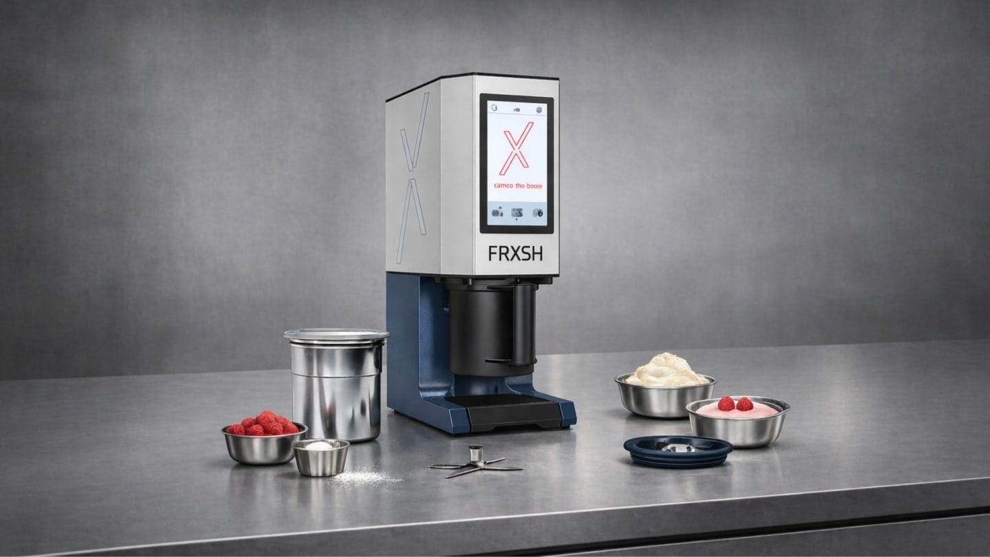 FRXSH mousse chef storkjøkkenutstyr på rustfri benk med skåler med bær og is