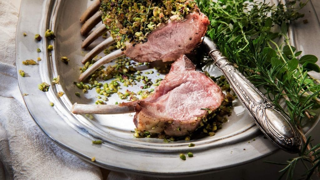 kjøtt på tallerken i restaurant tilberedt med sous vide