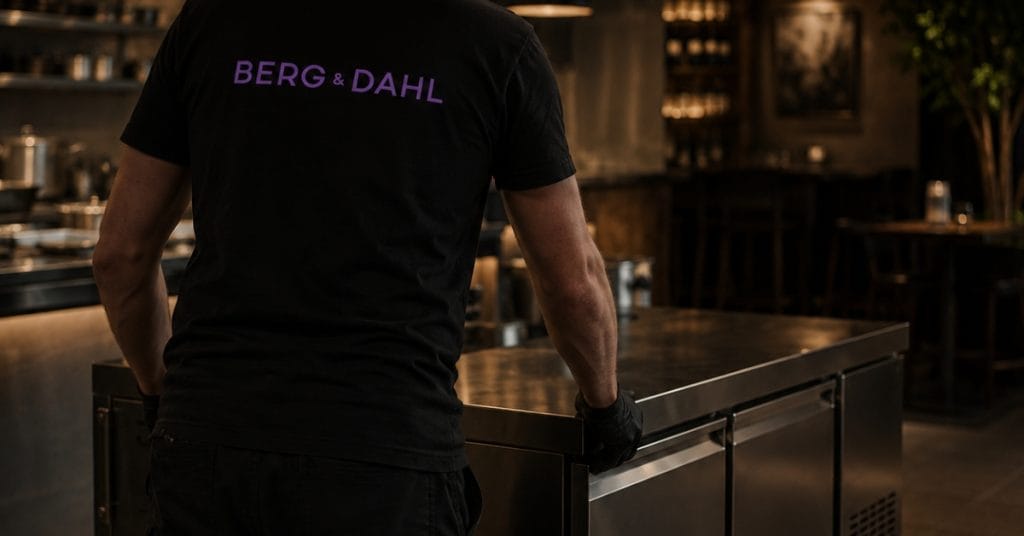 ansatt i berg & dahl som bærer inn kjølebenk