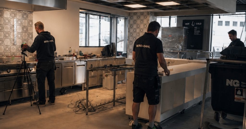 berg & dahl ansatte monterer storkjøkken