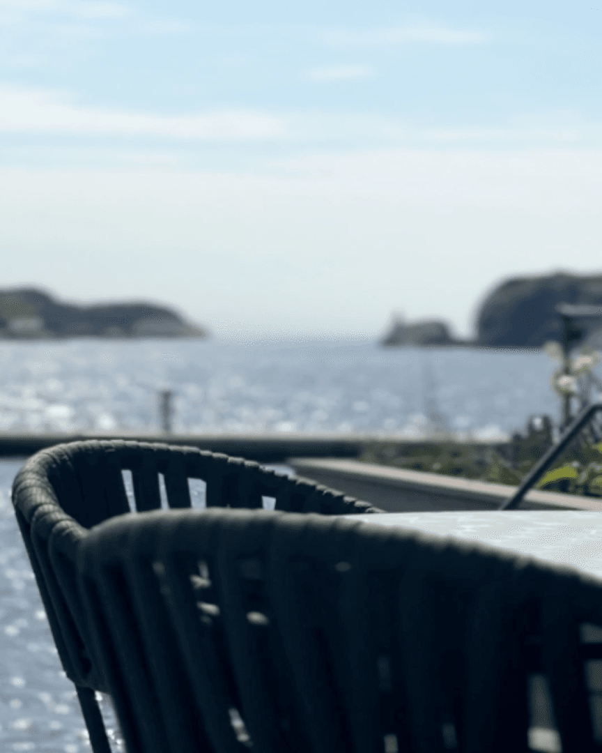 utestoler ved uteserveringen ved kaikanten restaurant stavern