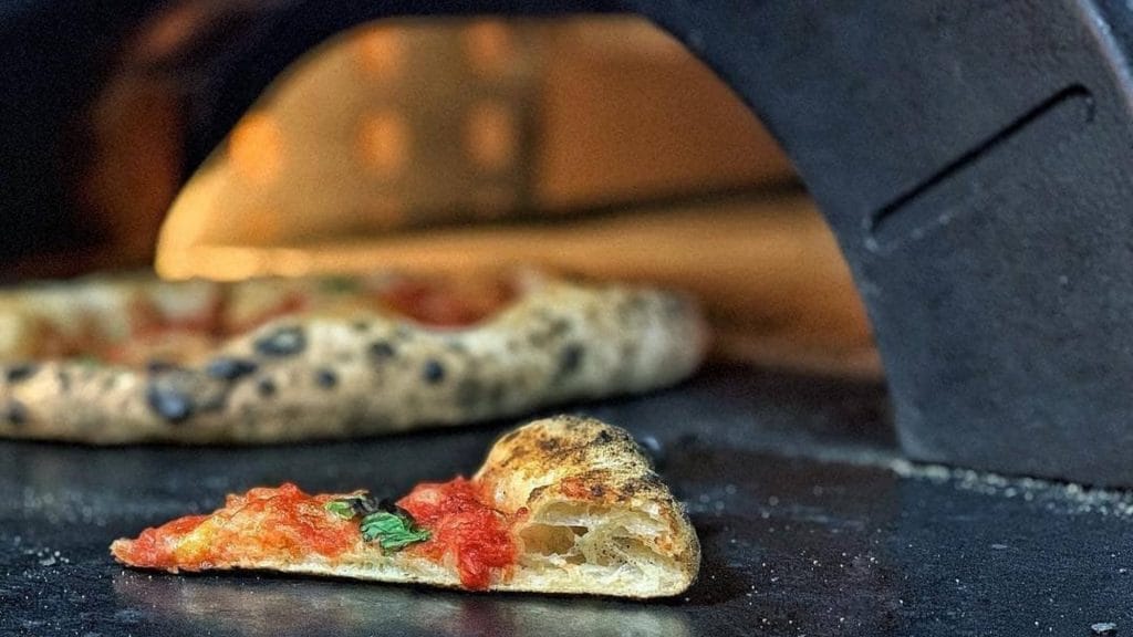 elektrisk pizzaovn pizzastykke med perfekt skorpe og bunn